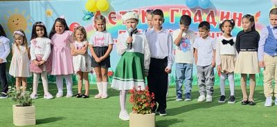 Честит първи учебен ден! С усмивки и вълнение открихме новата учебна година. Нека тази година бъде пълна със знание, открития и незабравими мигове на радост и приятелство. - Изображение 2