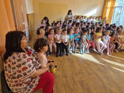 "Състезание чудно с петле ранобудно" - театър - ДГ 15 Райна Княгиня - Перник