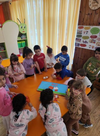 Tрета група "Звънче" - "Изработка на пано - Гъбки - Пижо и Пенда!" - ДГ 15 Райна Княгиня - Перник
