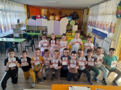 С грамоти за отлично представяне бяха наградени децата от четвърта група - "Звездички" за участие в конкурс за мартеници "Баба Марта бързала, мартенички вързала" - ДГ 15 Райна Княгиня - Перник